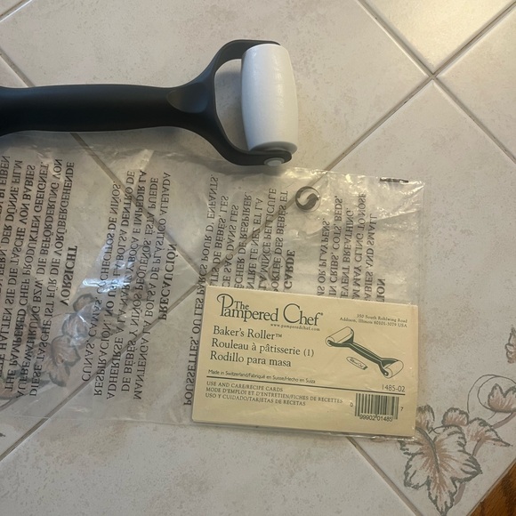 Pampered Chef Black and White Dough Roller - Picture 3 of 3